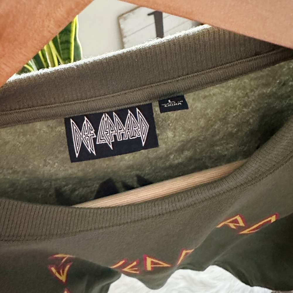 NEW Def Leppard Pullover Sweatshirt - Picture 3 of 5